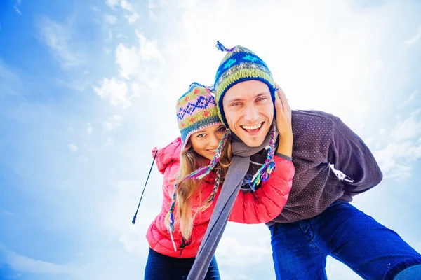 Paar umarmt sich im Wintertag — Stockfoto