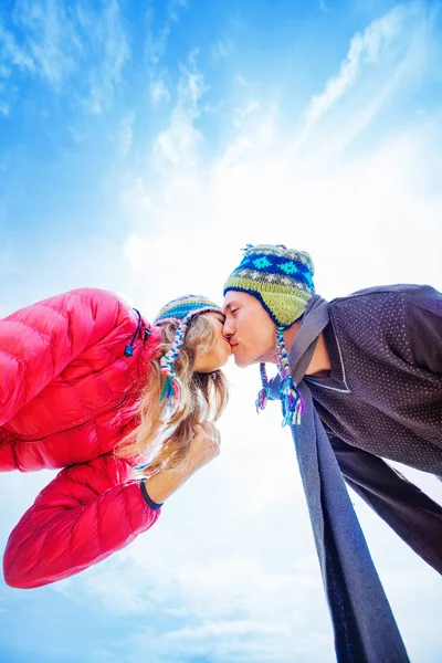 Paar küsst sich im Winter — Stockfoto