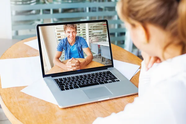 Mulher e homem falando na web câmera — Fotografia de Stock