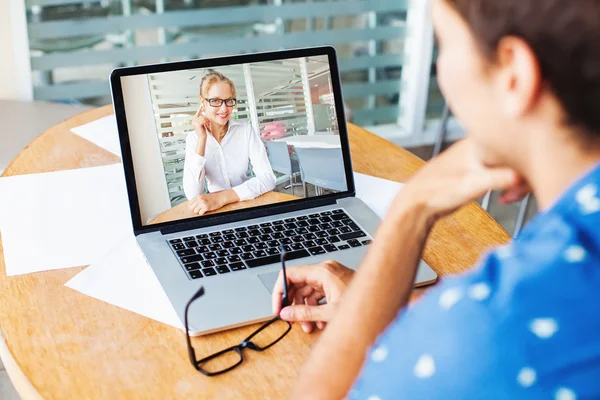 Mujer y hombre hablando en cámara web —  Fotos de Stock