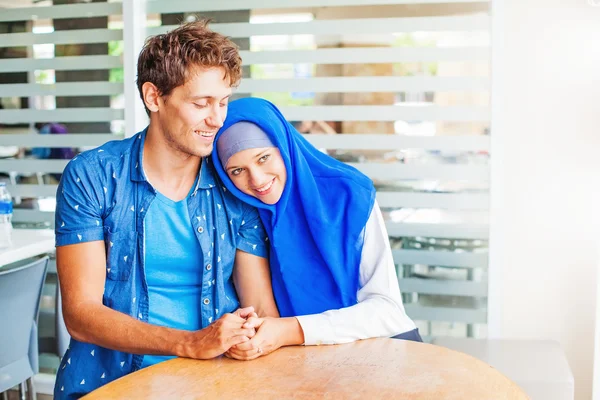 Pareja musulmana enamorada en casa . — Foto de Stock