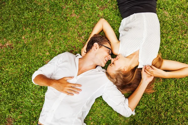 Muž a žena milenci na trávě — Stock fotografie