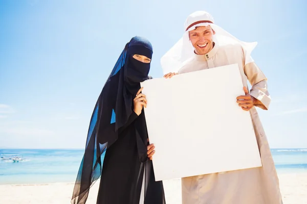 Pareja musulmana en la playa — Foto de Stock