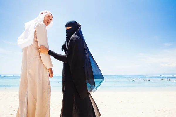 Muslimska par på stranden — Stockfoto