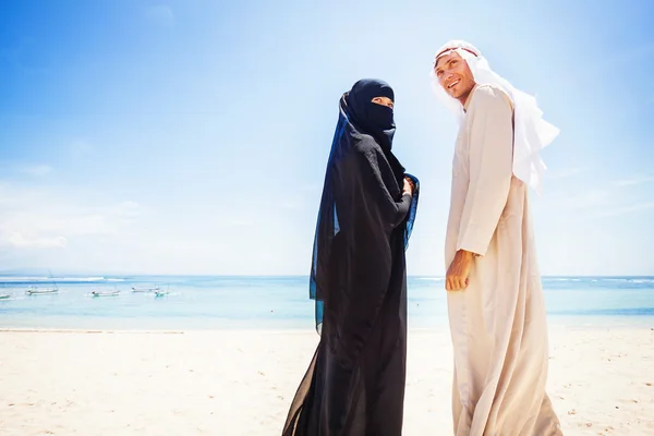 Casal muçulmano na praia — Fotografia de Stock