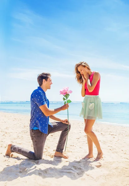 Man making proposal to woman — Stock Photo, Image