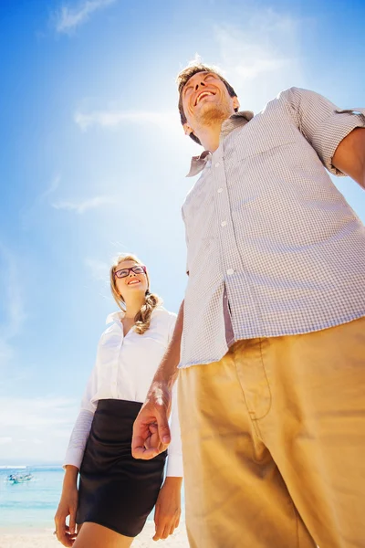 Casal bem sucedido andando — Fotografia de Stock