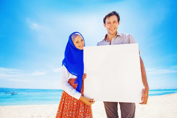 Muslimska par på stranden — Stockfoto