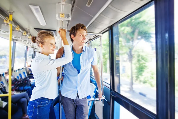 Homem e mulher viajando de ônibus — Fotografia de Stock