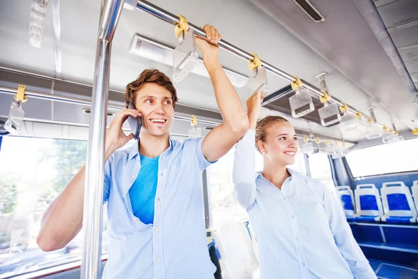 Erkek ve kadın otobüsle seyahat — Stok fotoğraf