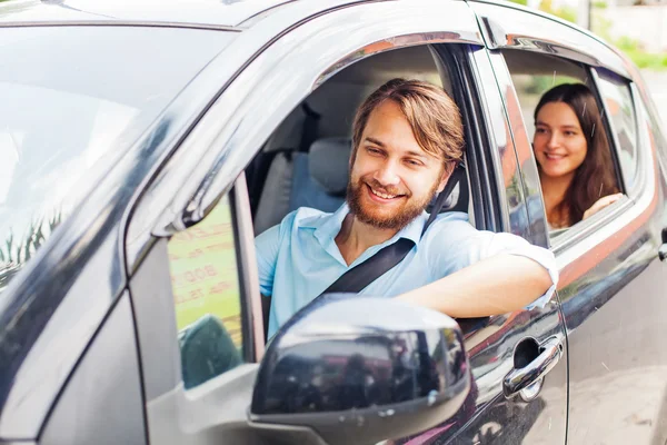 Familia feliz coche de conducción — Foto de Stock