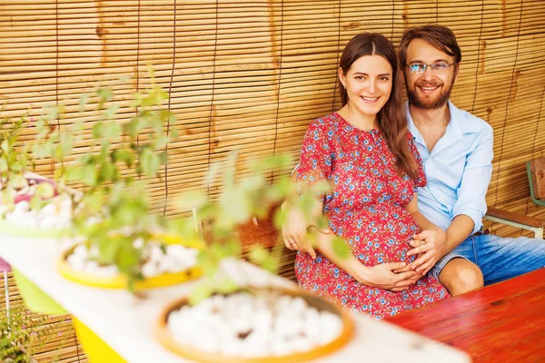 Муж с беременной женой — стоковое фото