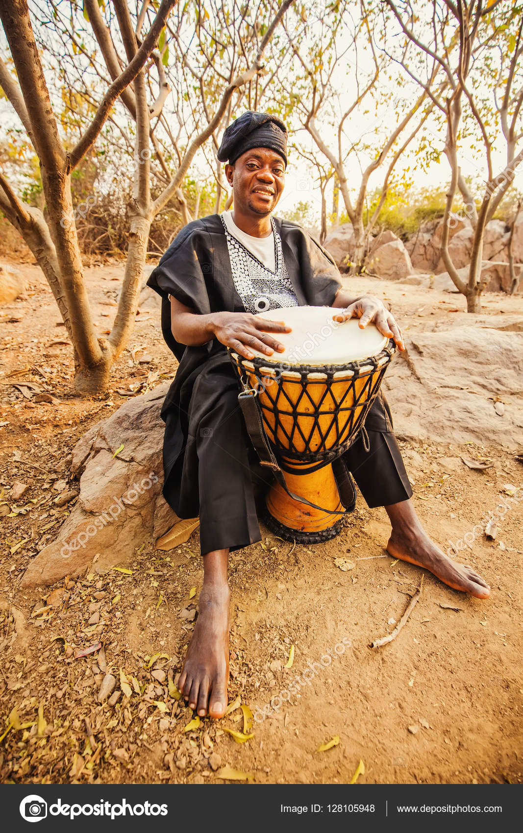 мальчик из африки. африканский мальчик. сидящие африканцы. африканские мужчины. мали африка игра на барабанах джембе.
