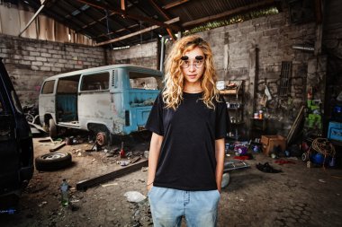 kentsel tarzı kız grunge garajda