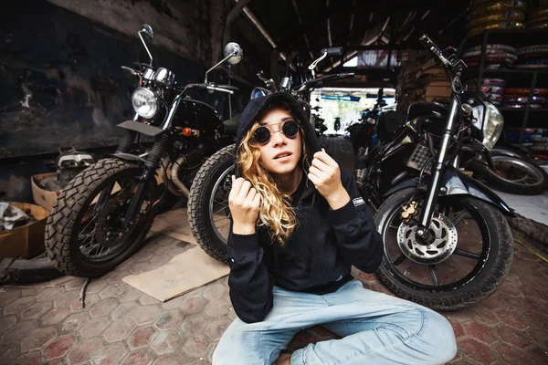 Urban style girl in  grunge garage — Stock Photo, Image