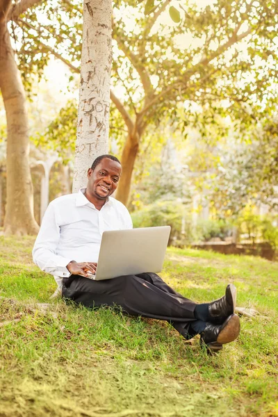 Afro-amerikai üzletember, a laptop — Stock Fotó