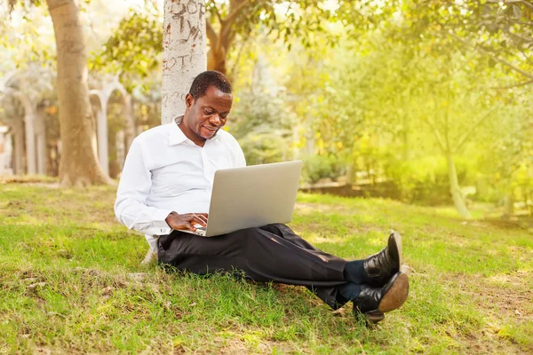 Αφρικανικός Αμερικανός επιχειρηματίας με laptop — Φωτογραφία Αρχείου