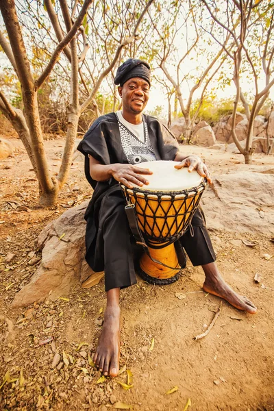 Африканский барабанщик играет — стоковое фото