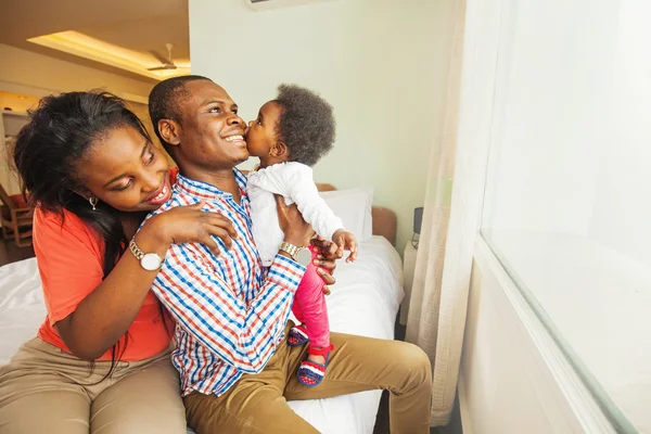 Bedårande afrikanska familj hemma — Stockfoto