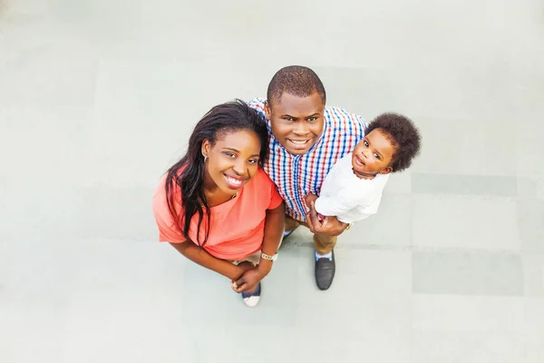 ครอบครัวแอฟริกันที่น่ารักของสาม — ภาพถ่ายสต็อก