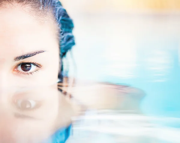 Junge Frau im Wasser — Stockfoto