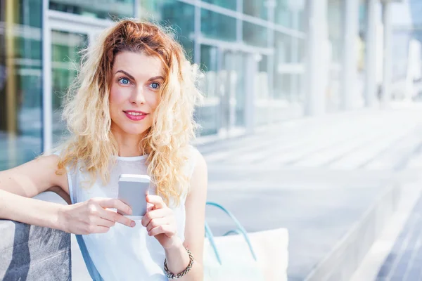 Woman with phone in city — Stock Photo, Image