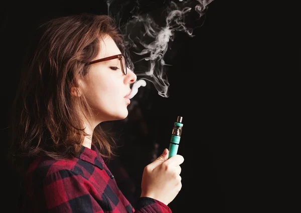 Woman smoking electronic cigarette — Stock Photo, Image