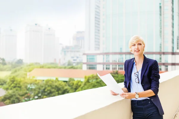 Belle femme d'affaires avec documents sur terrasse — Photo