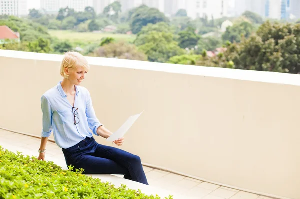 Žena čtení dokumentů venku — Stock fotografie