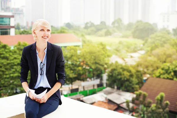 Schöne Geschäftsfrau mit Dokumenten auf der Terrasse — Stockfoto