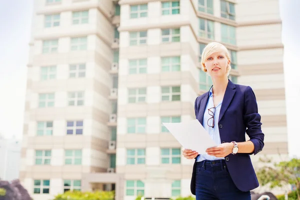 Hermosa mujer de negocios con documentos — Foto de Stock