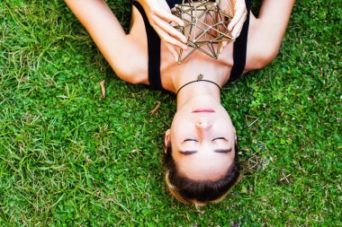 Kutsal geometri üzerinde meditasyon kadın