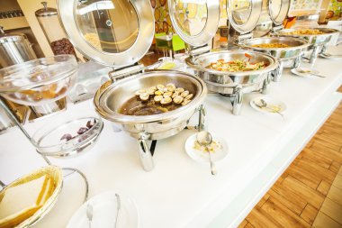 Tablo üzerinde sunulan kahvaltı büfesi