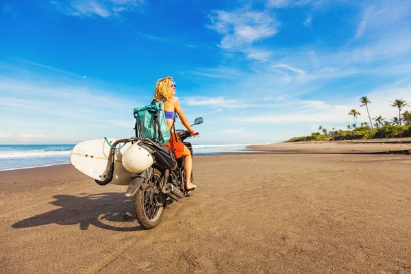 Mujer surfista en moto en la playa — Foto de Stock