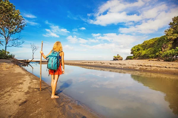 Gadis pelancong menyeberangi sungai — Stok Foto