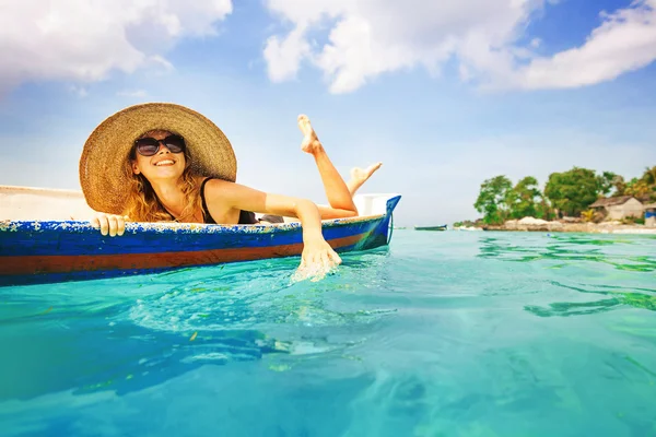 Žena na lůžku v člunu na paradise island — Stock fotografie