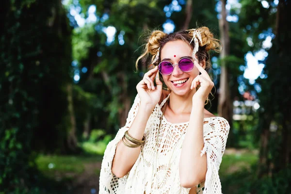 Chica hippie con estilo —  Fotos de Stock