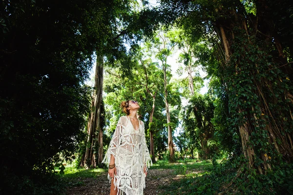 Chica hippie con estilo en el bosque —  Fotos de Stock