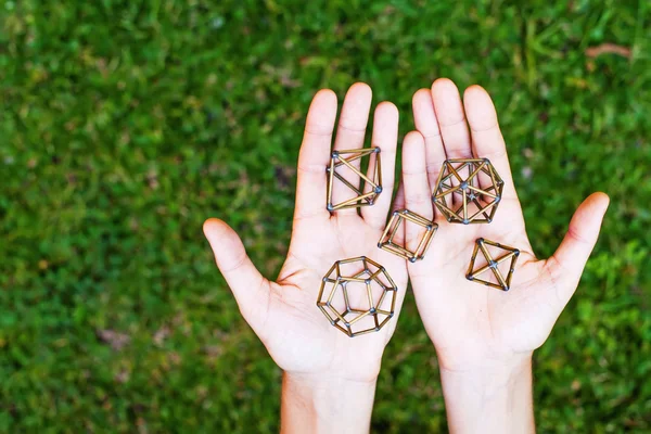 Mãos segurando geometria sagrada — Fotografia de Stock