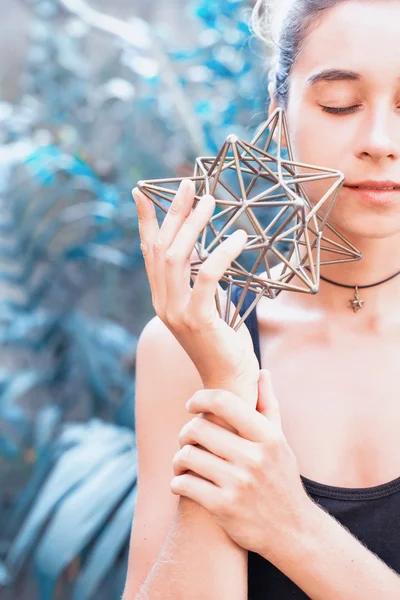 Mulher meditando com símbolo geométrico sagrado — Fotografia de Stock