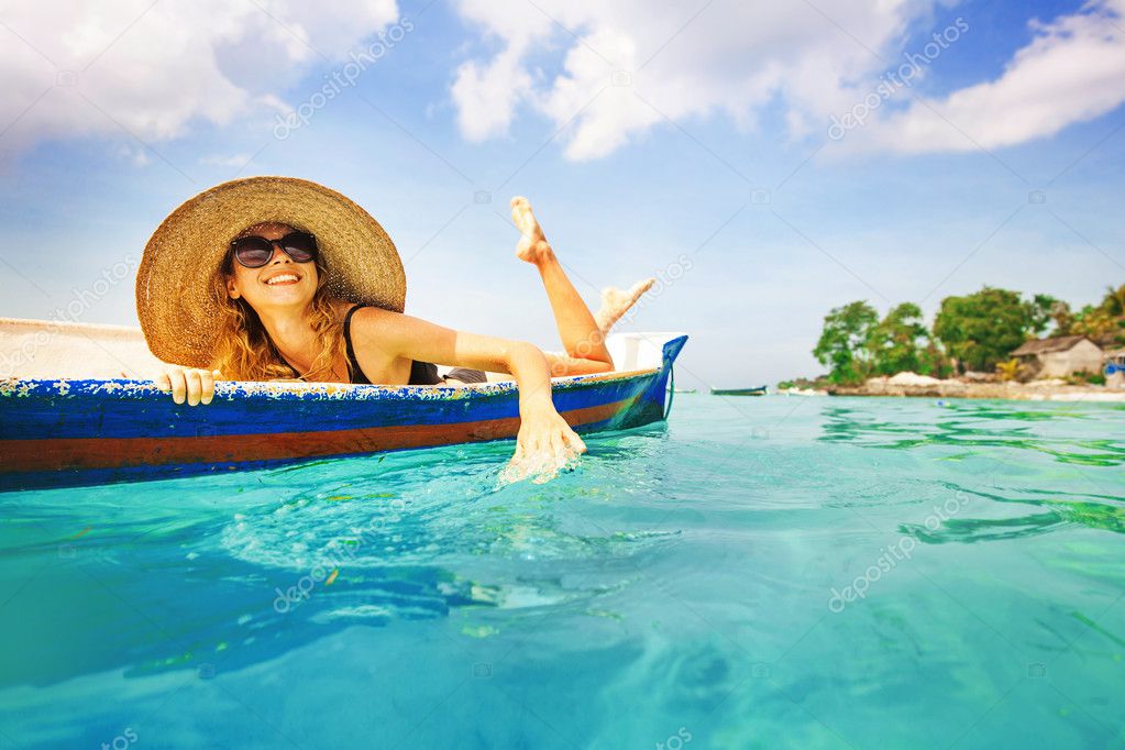 Купить путевку на курорт. Отдых на море. Фотографии для турагентства. Женщина в отпуске. Реклама отдыха на море.