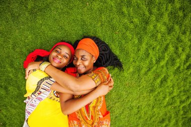 Afrika anne ve kızı geleneksel giysiler içinde