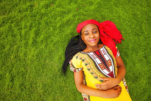 Africano ragazza in tradizionale usura — Foto Stock