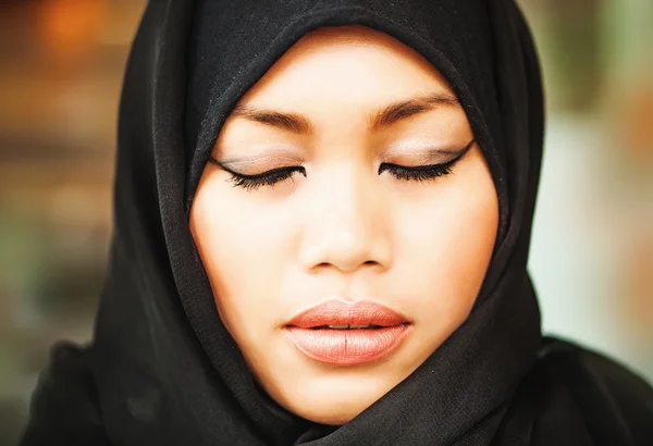 गंभीर मुस्लिम इंडोनेशियाई महिला — स्टॉक फ़ोटो, इमेज