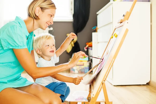 Moeder en zoon samen schilderen — Stockfoto