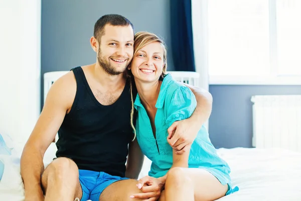 Jovem casal feliz em casa — Fotografia de Stock