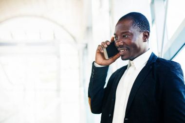 cep telefonuyla konuşan işadamı