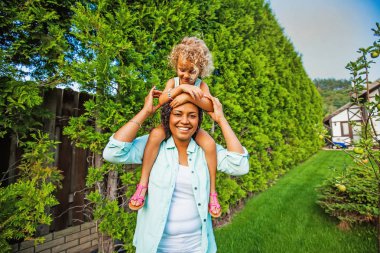 genç annenin bebeği ile eğleniyor 