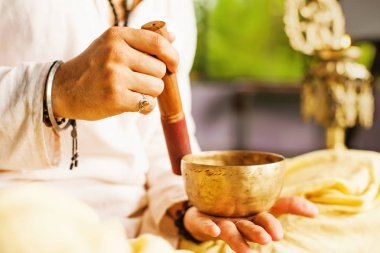 mantralar oynayan adam 