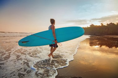 Surfboard ile dolaşan adam 